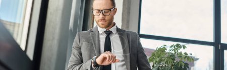seriöser Unternehmer in Anzug und Brille mit Blick auf Armbanduhr im Büro, horizontales Banner