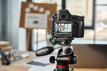 Selektive Fokussierung professioneller Digitalkameras in moderner Büroumgebung auf verschwommenem Hintergrund