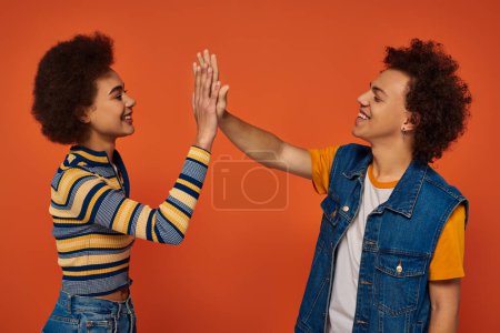 glücklich junge afrikanisch-amerikanische Geschwister in lässiger Kleidung haben eine tolle Zeit zusammen, Familienkonzept
