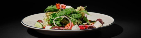 pancarta de comida saludable, deliciosa ensalada griega con queso feta, cebolla roja, hojas de rúcula en negro