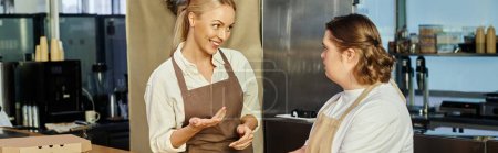Téléchargez les photos : Gaie administratrice parlant à une jeune employée atteinte du syndrome du duvet dans un café moderne, bannière - en image libre de droit