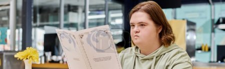 Téléchargez les photos : Jeune femme avec le syndrome du duvet tenant carte de menu et la pensée dans un café moderne, bannière horizontale - en image libre de droit