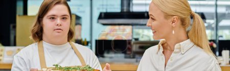Téléchargez les photos : Jeune serveuse atteinte de troubles mentaux tenant une délicieuse pizza près d'une femme gaie dans un café, bannière - en image libre de droit