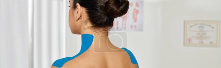 vista posterior de una paciente joven con cintas de kinesio en el cuello y los hombros, atención médica, pancarta