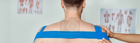 Téléchargez les photos : Vue recadrée de la main du médecin féminin mettant des bandes kinésiologiques sur le corps de sa patiente, bannière - en image libre de droit