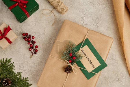 Fondo de Navidad, Tarjeta de felicitación de Feliz Navidad cerca de regalos con ramas de pino y bayas de acebo
