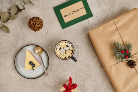 traditionelle Weihnachtsleckereien, Pudding und heiße Schokolade mit Marshmallows in der Nähe dekorierter Geschenkbox