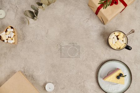 Téléchargez les photos : Cadre avec gâteries de Noël sur surface grise texturée, pudding et chocolat chaud avec guimauve - en image libre de droit
