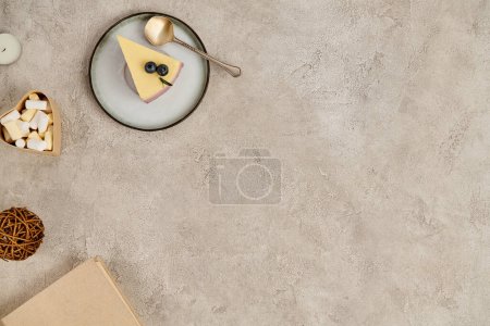 Téléchargez les photos : Pudding de Noël aux myrtilles près des guimauves sur surface grise texturée avec espace de copie - en image libre de droit