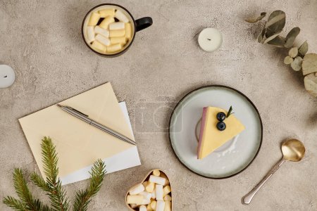 Weihnachtsstimmung, Briefumschläge und Kugelschreiber in der Nähe von Pudding und heißer Schokolade mit Marshmallows