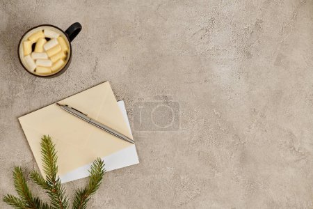 Téléchargez les photos : Enveloppes poste et stylo près de la branche de pin et chocolat chaud avec guimauves, fond de Noël - en image libre de droit