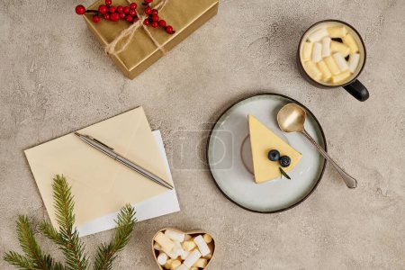 Weihnachtspudding und heiße Schokolade mit Marshmallows in der Nähe von Umschlägen und Stift auf strukturiertem Hintergrund