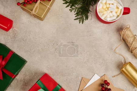 Téléchargez les photos : Cadre avec des boîtes-cadeaux décorées colorées et chocolat chaud avec guimauve, composition de Noël - en image libre de droit