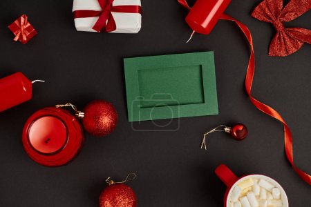 Téléchargez les photos : Carte de vœux verte entourée d'un décor de Noël rouge et brillant sur fond noir, Noël - en image libre de droit