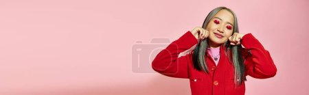 Téléchargez les photos : Jeune femme asiatique avec coeur en forme de maquillage des yeux montrant geste pleurer avec les mains sur rose, bannière - en image libre de droit