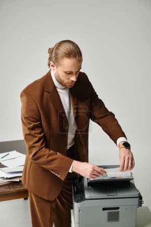 gut aussehender fokussierter Mann in eleganter brauner Jacke, der im Büro aufmerksam mit Kopiergerät arbeitet