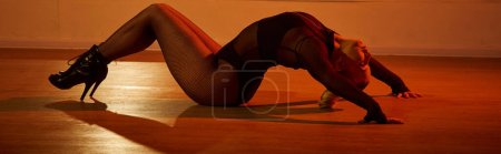 Foto de Elegante bailarina cautiva a la audiencia con sus movimientos atléticos y equilibrio impecable, pancarta - Imagen libre de derechos