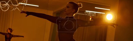Téléchargez les photos : Bannière, danseuse gracieuse en justaucorps, exsudant force et passion dans son sport intérieur de danse - en image libre de droit