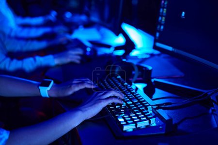 plan recadré de mains féminines, jeune joueur utilisant un clavier d'ordinateur tout en jouant au jeu, cybersport