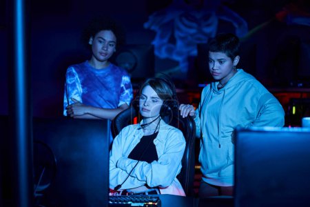 diversas jugadoras mirando el monitor de la computadora mientras que piensa en la estrategia del juego, cybersport