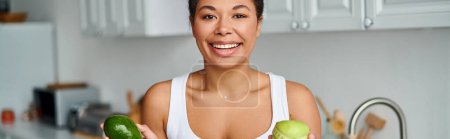 pancarta de mujer afroamericana con cinta métrica y frutas promoviendo una dieta saludable en la cocina