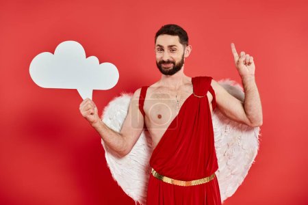 Téléchargez les photos : Homme barbu gai en costume de Cupidon avec bulle de pensée vide blanc montrant signe d'idée sur rouge - en image libre de droit