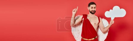 Téléchargez les photos : Homme souriant en costume de Cupidon avec bulle de pensée blanche vierge montrant le signe d'idée sur rouge, bannière - en image libre de droit