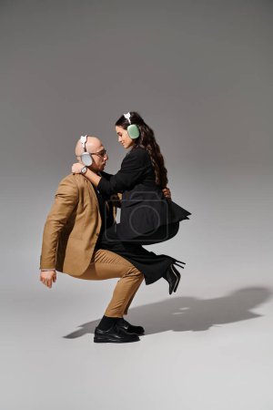 Akrobaten in offizieller Kleidung balancieren in drahtlosen Kopfhörern und tanzen im Stil von Büropausen