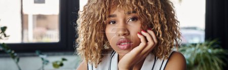 Téléchargez les photos : Bannière de jeune femme d'affaires afro-américaine regardant la caméra au bureau, headshot professionnel - en image libre de droit