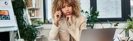 Femme d'affaires afro-américaine écrasée multitâche près de l'ordinateur portable et le chaos de la paperasserie, bannière