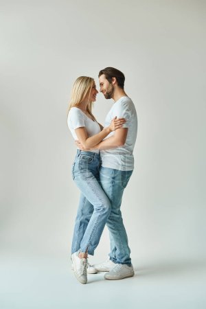 Foto de Un momento sensual capturado mientras una pareja se abraza apasionadamente en un abrazo cálido e íntimo. - Imagen libre de derechos