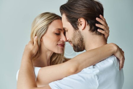 Téléchargez les photos : Un homme et une femme passionnés embrassant dans une démonstration romantique d'affection et de connexion. - en image libre de droit