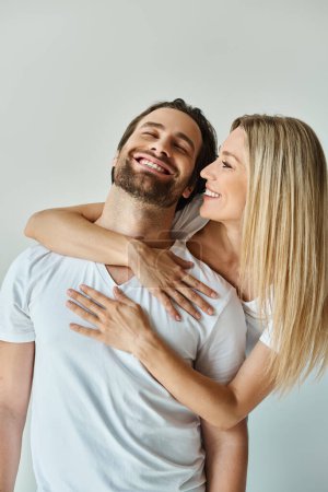 Foto de Un hombre y una mujer compartiendo un abrazo cálido y apasionado, expresando un profundo amor y conexión. - Imagen libre de derechos