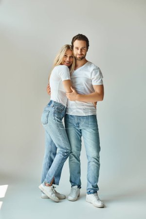 Téléchargez les photos : Un couple sexy partageant un moment romantique, se tenant étroitement ensemble - en image libre de droit
