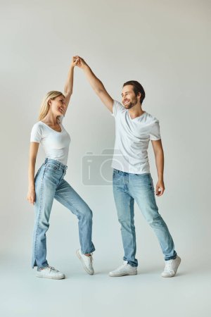 Mann und Frau führen einen leidenschaftlichen Tanz auf, ihre Körper bewegen sich fließend synchron zum Rhythmus der Musik.