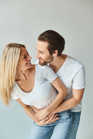 glücklicher Mann und Frau, eingeschlossen in eine liebevolle Umarmung, die Zuneigung und Intimität in einem romantischen Moment zeigt