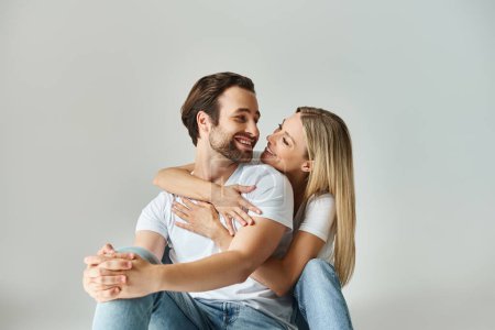 Foto de Un hombre y una mujer se abrazan firmemente, mostrando una conexión profunda y un romance intenso. - Imagen libre de derechos
