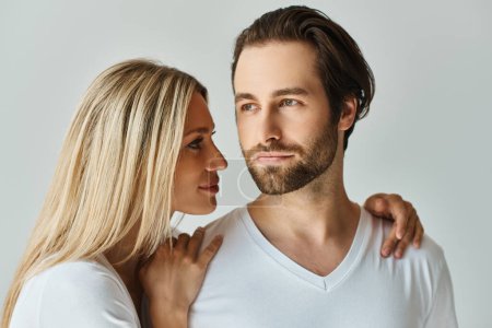 Ein Mann und eine Frau strahlen Romantik aus, als sie stilvoll für ein Foto posieren und ihre unbestreitbare Chemie und Anziehungskraft zur Schau stellen