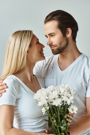 Un couple sensuel tenant un bouquet vibrant de fleurs, incarnant l'amour et la romance avec une touche d'élégance.