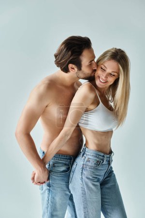 Téléchargez les photos : Un couple saisissant et sexy partage un moment de connexion alors qu'ils sont côte à côte, respirant un air de romance et d'intimité. - en image libre de droit