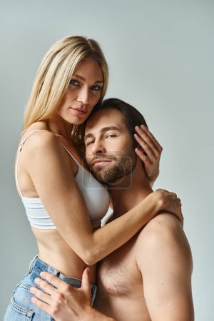 Un couple sexy, passionnément enlacé dans une étreinte aimante.
