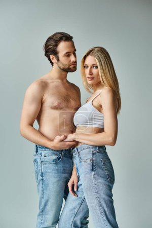 Foto de Una pareja sorprendentemente sexy se paran lado a lado, exudando un aura innegable de romance y conexión. - Imagen libre de derechos
