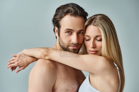 Ein sexy Paar, ein Mann und eine Frau, die sich leidenschaftlich umarmen und dabei tiefe Zuneigung und Romantik zur Schau stellen.