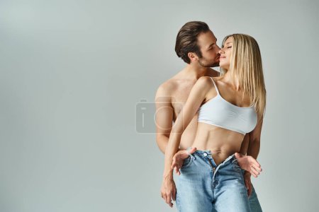 Foto de Un momento de intenso romance como un hombre y una mujer comparten un beso amoroso, abrazándose apasionadamente. - Imagen libre de derechos