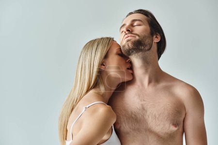 Un moment passionné capturé entre un homme et une femme alors qu'ils partagent un tendre baiser.