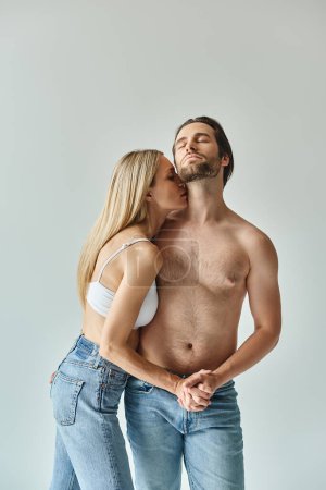 Foto de Un hombre y una mujer sensuales se paran uno al lado del otro, exudando una atracción magnética y un profundo amor el uno por el otro. - Imagen libre de derechos