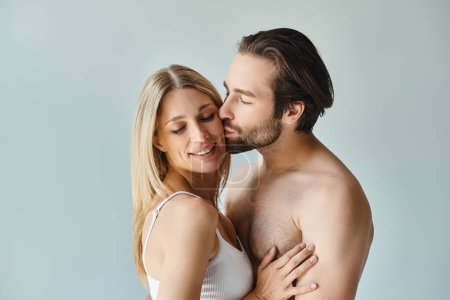 Foto de Un momento apasionado capturado, un hombre y una mujer abrazándose de cerca en un abrazo romántico. - Imagen libre de derechos
