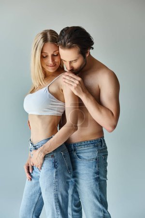 Téléchargez les photos : Un couple sexy dans une étreinte passionnée, incarnant l'amour et la connexion. - en image libre de droit