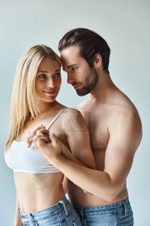 Téléchargez les photos : Un couple sexy respire la passion alors qu'ils posent pour une image, capturant leur chimie indéniable et leur amour les uns pour les autres. - en image libre de droit