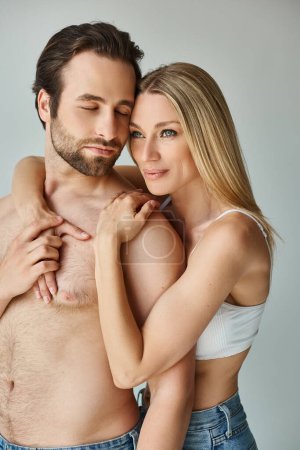 Foto de Un momento apasionado capturado como un hombre y una mujer se abrazan íntimamente, expresando su profunda conexión. - Imagen libre de derechos